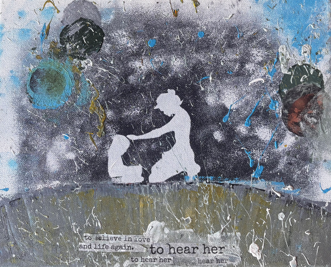 Grijsblauw schilderij met een wit silhouet van een knielende figuur en de tekst “to hear her”